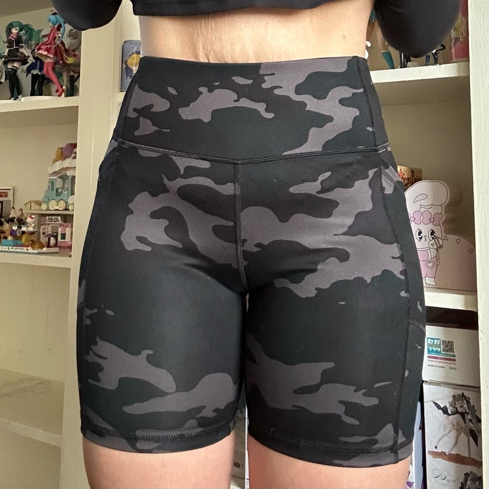➠ monochrome camo biker shorts